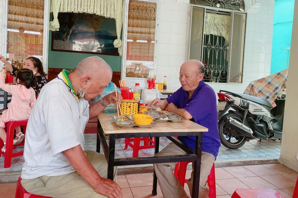Ấm lòng quán cơm chay 2.000 đồng, miễn phí giao đến tận nơi - 11 Ấm lòng quán cơm chay 2.000 đồng, miễn phí giao đến tận nơi - 11