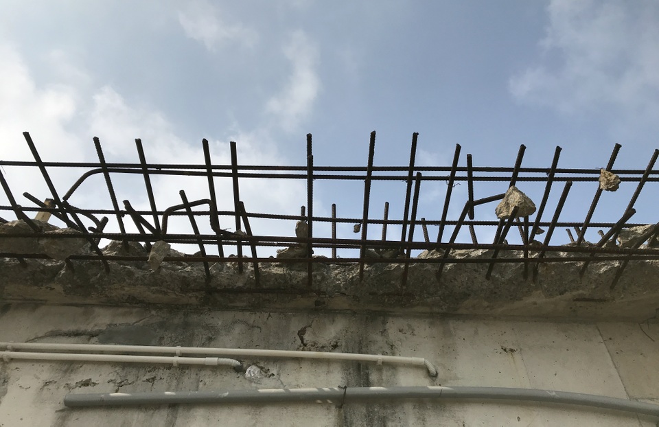 Hà Nội cắt mái bê tông tầng 18 tòa nhà 8B Lê Trực - 12