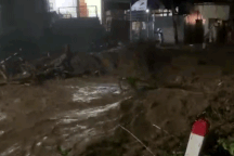 Nước lũ đục ngầu, chảy cuồn cuộn ở thị trấn biên giới Nghệ An