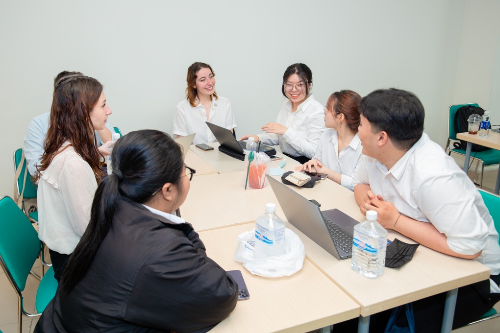 Trang bị tác phong làm việc quốc tế với chương trình cử nhân Đại học CY Cergy Paris - 3 Trang bị tác phong làm việc quốc tế với chương trình cử nhân Đại học CY Cergy Paris - 3