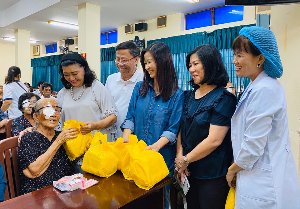 NSND Kim Cương giúp người nghèo mổ mắt đón Tết - 1 NSND Kim Cương giúp người nghèo mổ mắt đón Tết - 1
