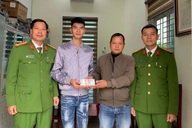 Tài khoản "nổ" 200 triệu đồng từ người lạ, thanh niên báo ngay công an