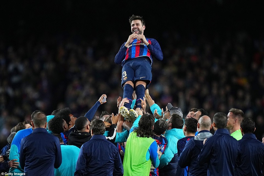 Barcelona lên ngôi đầu bảng La Liga trong ngày chia tay Pique đầy cảm xúc - 11 Barcelona lên ngôi đầu bảng La Liga trong ngày chia tay Pique đầy cảm xúc - 11