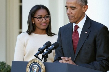 Con gái Tổng thống Obama phục vụ trong nhà hàng hải sản