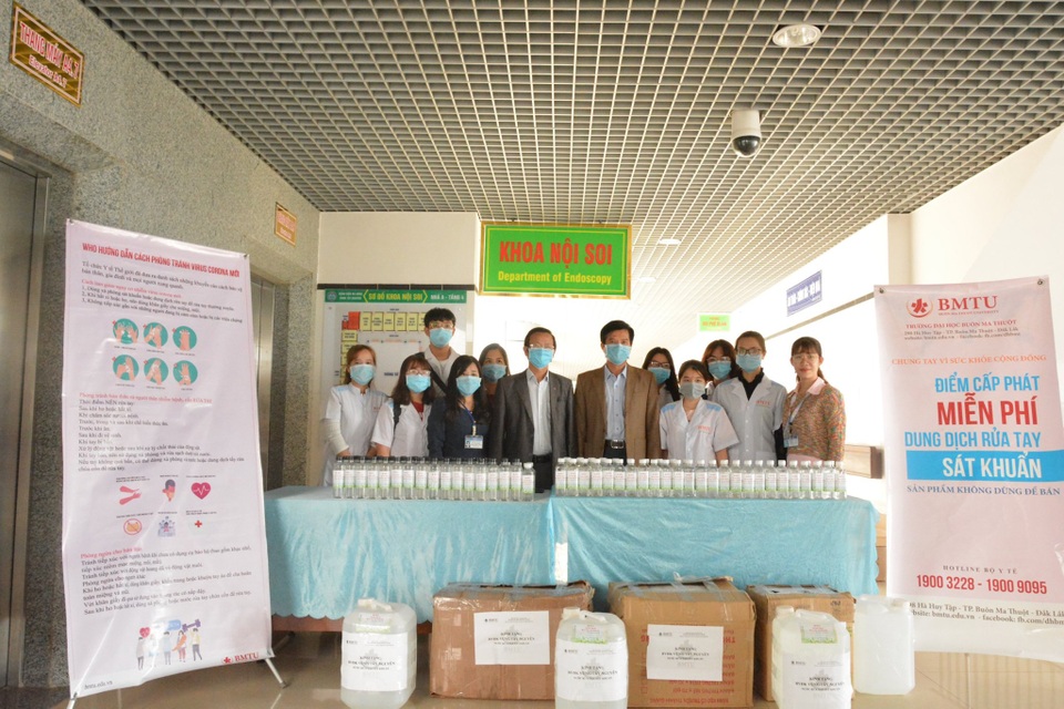 ĐH Buôn Ma Thuột sản xuất hàng ngàn lít nước sát khuẩn tặng cộng đồng - 4 ĐH Buôn Ma Thuột sản xuất hàng ngàn lít nước sát khuẩn tặng cộng đồng - 4