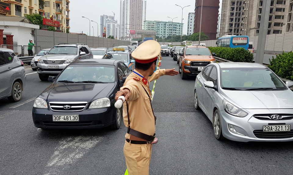Người dân ùn ùn trở lại Hà Nội, CSGT căng mình giữ đường thông suốt - 3 Người dân ùn ùn trở lại Hà Nội, CSGT căng mình giữ đường thông suốt - 3