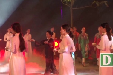 Bộ sưu tập Áo dài lấy cảm hứng từ tranh Tố Nữ tại khai mạc Festival Áo dài Hà Nội 2016 của Phương Thanh (Video: Xuân Ngọc - Hà Trang).