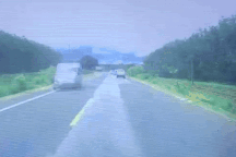 Cảnh sát giao thông dùng xe tuần tra, dẹp đường để bé gái 4 tuổi đi cấp cứu