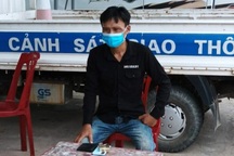 Hai thanh niên "thông chốt" kiểm soát dịch, vứt cả xe máy bỏ trốn