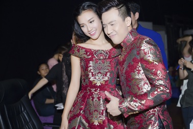 Trấn Thành, Hoàng Oanh bất ngờ mặc đồ đôi