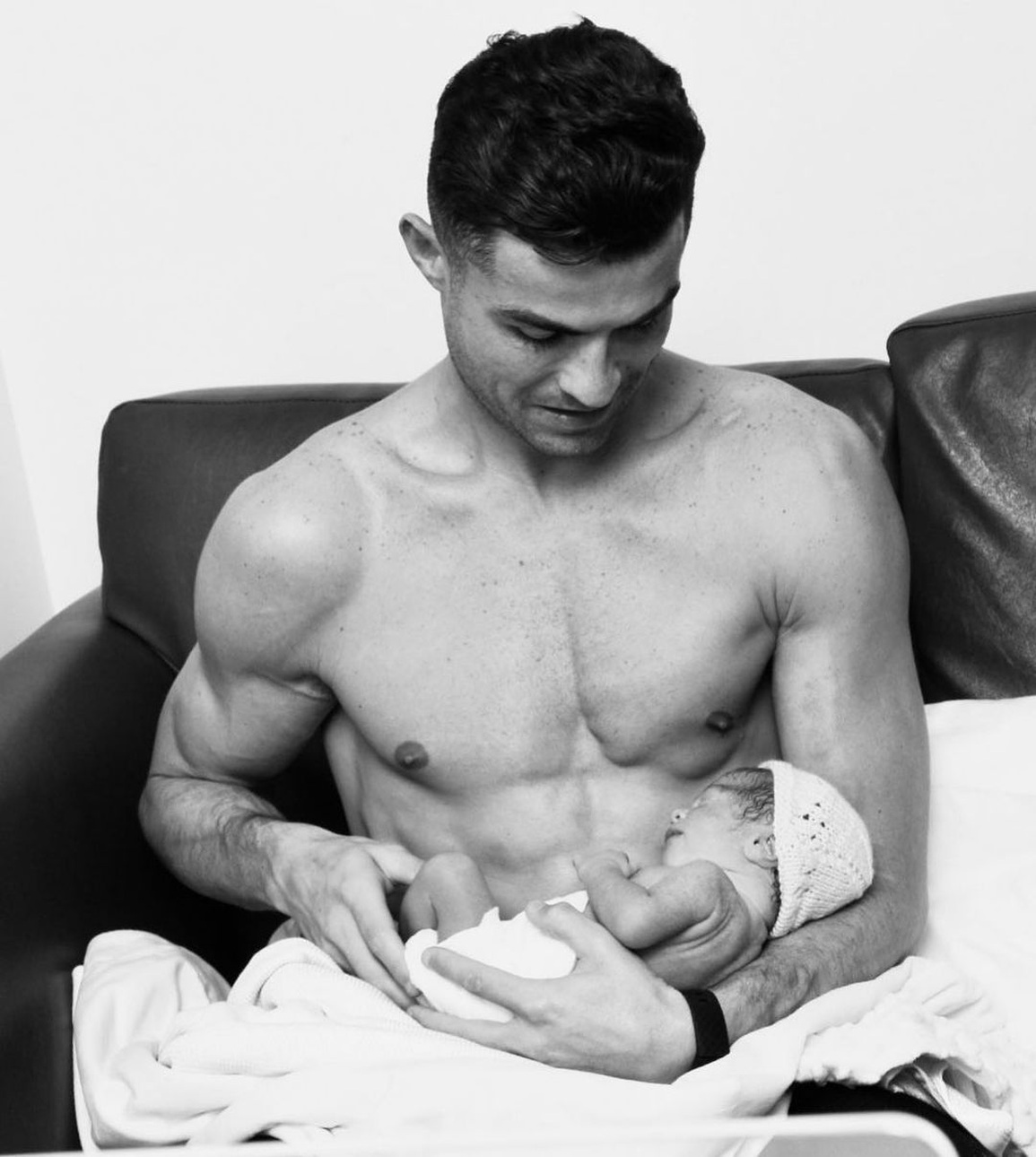 Ronaldo mỉm cười trở lại sau bi kịch mất con - 4 Ronaldo mỉm cười trở lại sau bi kịch mất con - 4