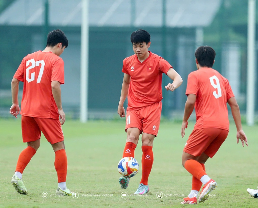 ظهر Xuất hiện “người lạ” quan sát buổi tập kín của U23 Việt Nam - 2