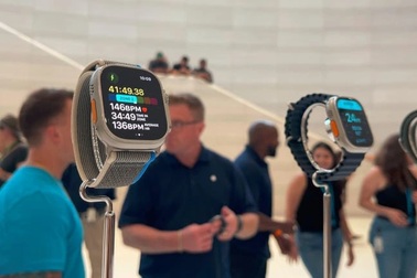 Cận cảnh Apple Watch Ultra 3: Thiết kế không đổi, giá từ 24 triệu đồng