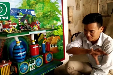 Thầy giáo Phạm Sơn Thu "phác" lại ý tưởng của hai học sinh nhí