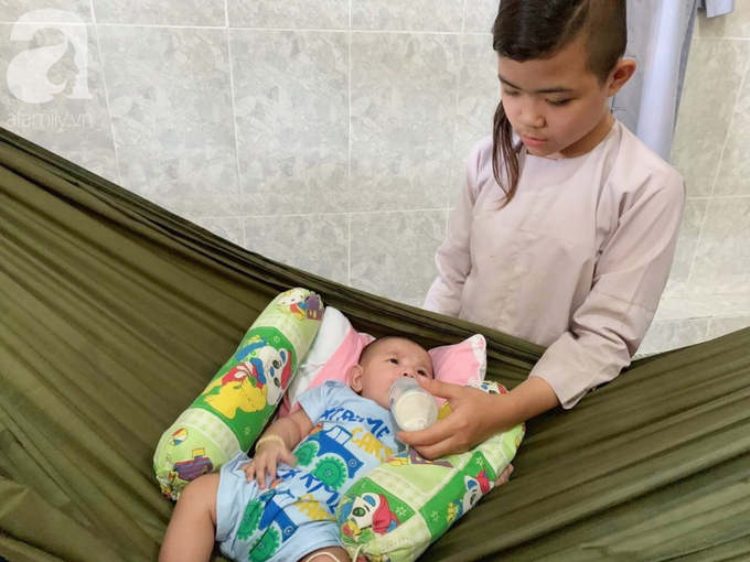 Trà Vinh: Bé trai kháu khỉnh, nặng 6kg bị bỏ rơi trước cổng chùa, cần sữa tã và chờ mẹ đến đón về - Ảnh 1. Trà Vinh: Bé trai kháu khỉnh, nặng 6kg bị bỏ rơi trước cổng chùa, cần sữa tã và chờ mẹ đến đón về - Ảnh 1.
