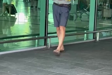 Khách Tây cầm hoa cúc vàng cắm bàn thờ mang tặng bạn bè