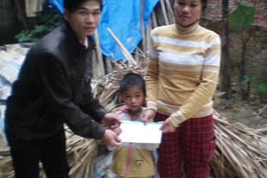 Quà bạn đọc báo Dân trí lần thứ 3 đến với cụ Bản