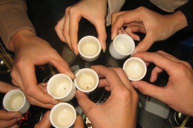 Chuốc rượu, văn hóa hay hủ tục?