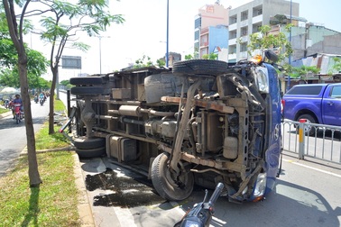 Xe tải nổ lốp lật ngang trên đại lộ Võ Văn Kiệt
