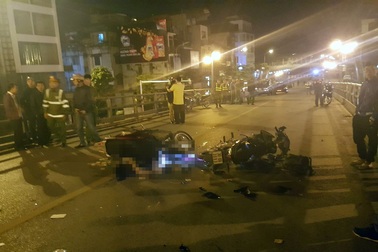 Xe máy “đấu đầu” trên cầu vượt Thái Hà, một người tử vong tại chỗ