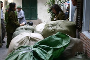 Phát hiện “ổ” tập kết hàng lậu trên phố Khâm Thiên