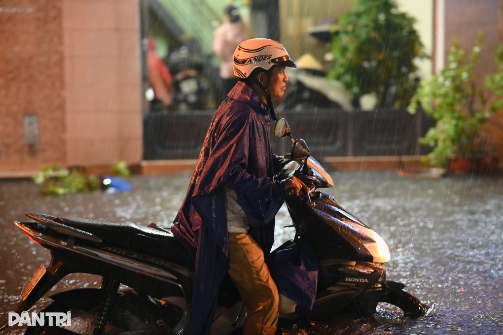 TPHCM mưa từ chiều đến tối, nhiều tuyến đường ngập sâu - 1 TPHCM mưa từ chiều đến tối, nhiều tuyến đường ngập sâu - 1
