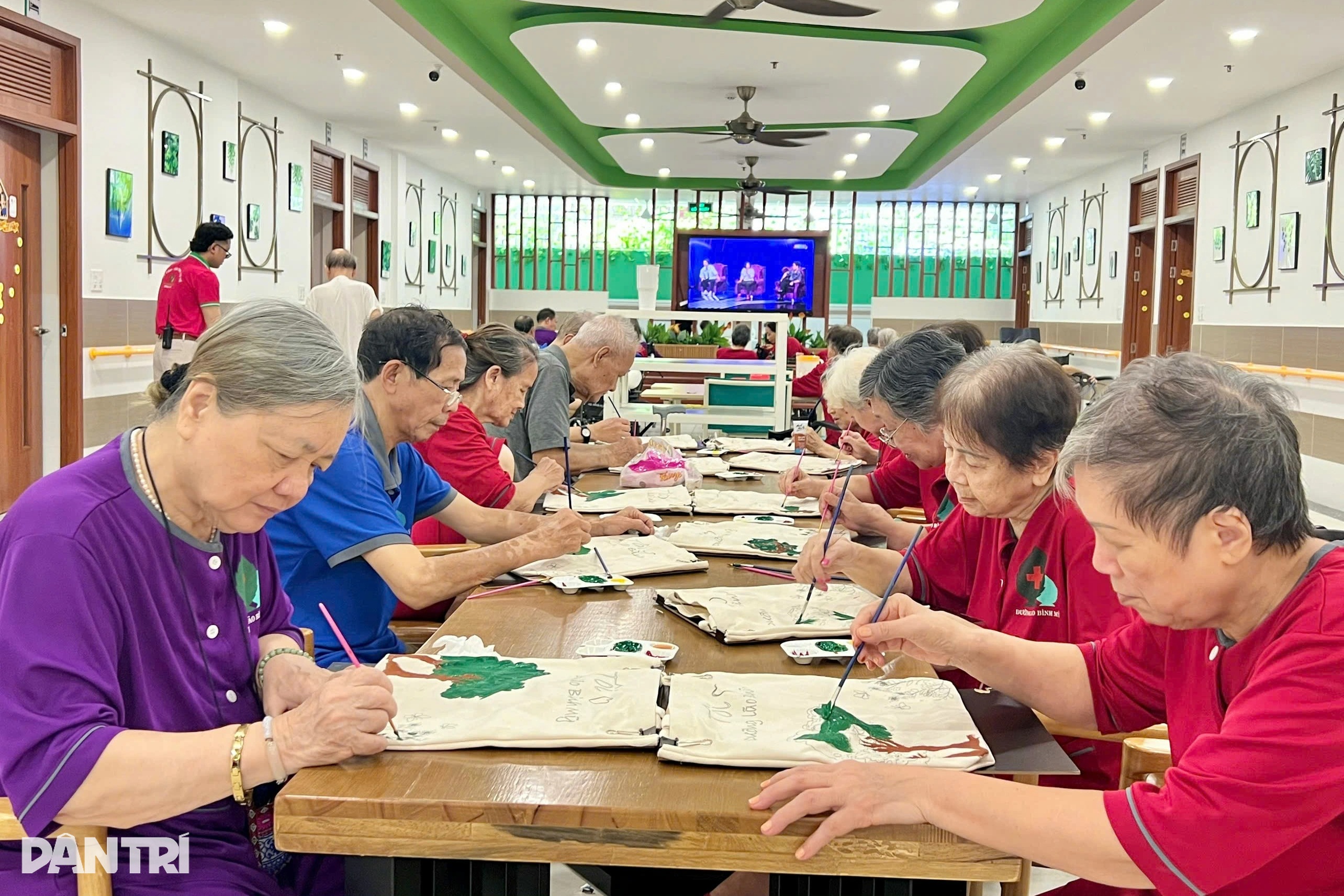 پیرزن مبتلا به فلج نیمه بدن و پیرمردی با دستان لرزان، برای حمایت از مردم مناطق سیلزده، صنایع دستی میسازند - 1 Cụ bà liệt nửa người, cụ ông run tay làm đồ thủ công ủng hộ bà con vùng lũ - 1