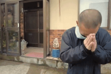 Người đàn ông Nhật rơm rớm xúc động khi chàng trai Việt đến nhà trả ví tiền