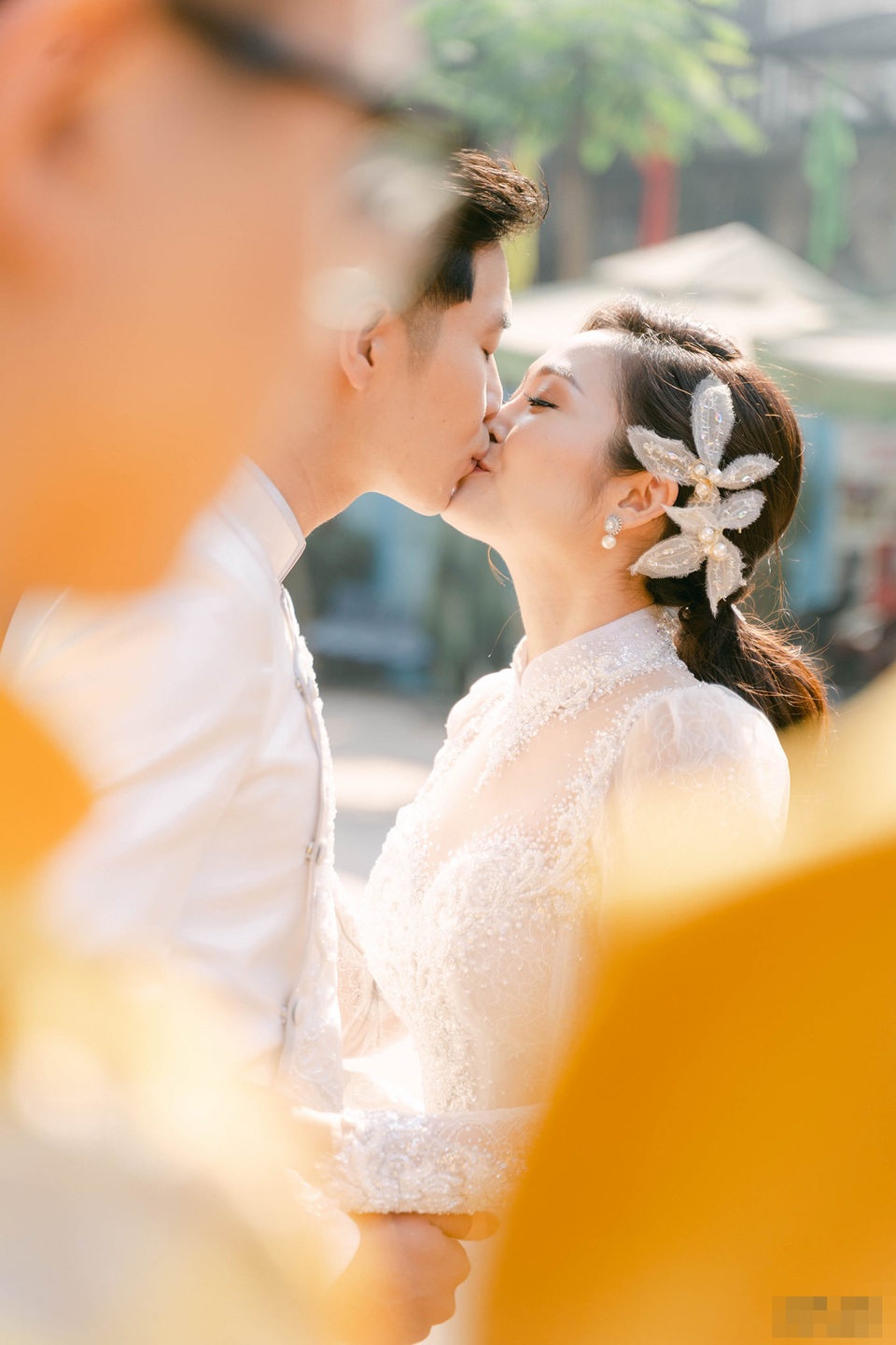 Diễn viên Hiếu Su hôn MC Thùy Linh đắm đuối trong lễ ăn hỏi - 5 Diễn viên Hiếu Su hôn MC Thùy Linh đắm đuối trong lễ ăn hỏi - 5