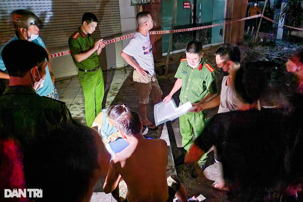 Ngôi nhà 3 tầng bốc cháy dữ dội, cả khu phố bị cắt điện trong đêm - 5 Ngôi nhà 3 tầng bốc cháy dữ dội, cả khu phố bị cắt điện trong đêm - 5