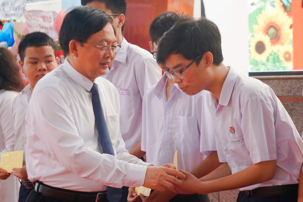 Lễ khai giảng nơi đầu sóng, ngọn gió - 1 Lễ khai giảng nơi đầu sóng, ngọn gió - 1