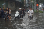 Sau cơn mưa, phố lại thành sông