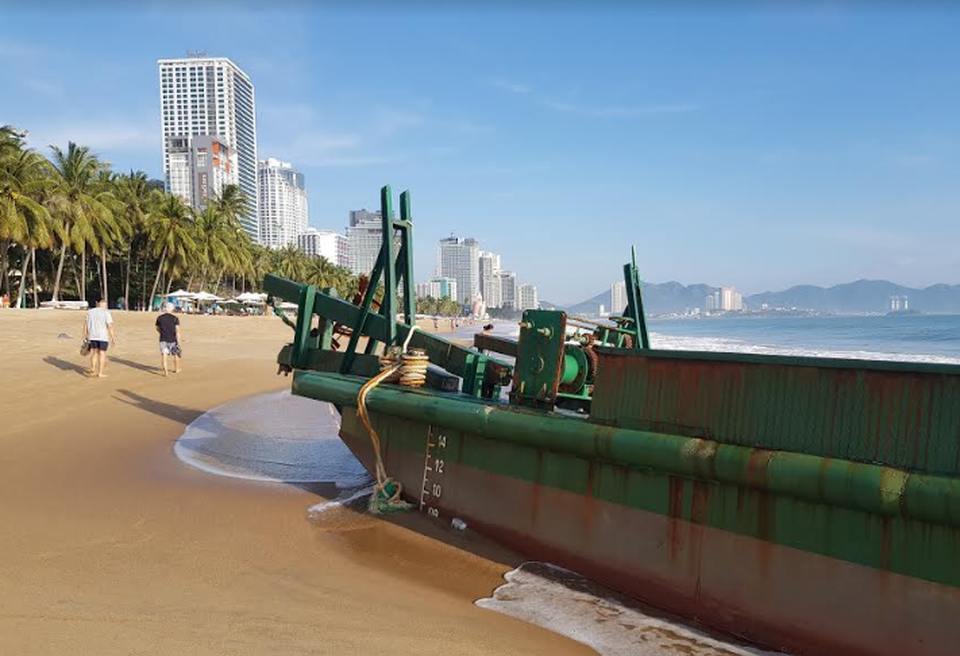 Sà lan vận tải dài hơn 30m hỏng máy, mắc cạn trên bờ biển Nha Trang - 3 Sà lan vận tải dài hơn 30m hỏng máy, mắc cạn trên bờ biển Nha Trang - 3