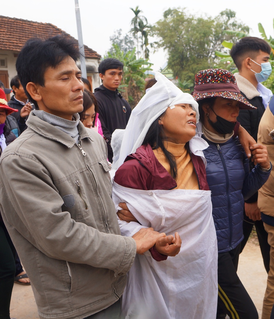 Những đứa trẻ lạc giọng trong đám tang ngày đầu năm mới - 4