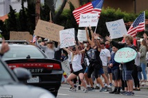 Ông Trump gây tranh cãi vì ủng hộ người biểu tình phản đối giãn cách xã hội