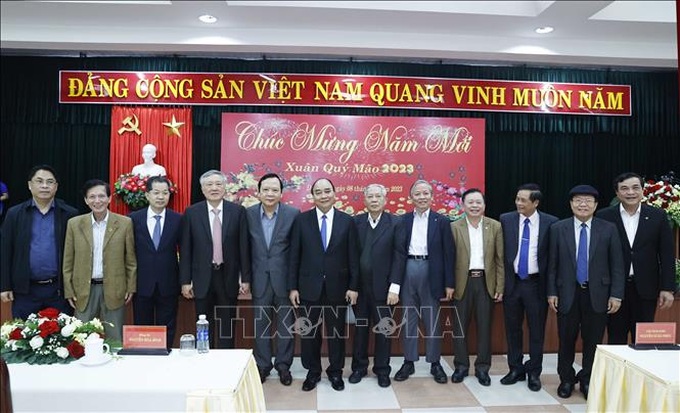 Chủ tịch nước Nguyễn Xuân Phúc chụp ảnh cùng các đại biểu tham dự buổi gặp mặt. Nguồn: TTXVN