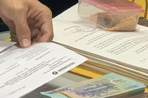 Khám xét phòng quyền Trưởng phòng Kiểm định, phát hiện 2 cọc tiền