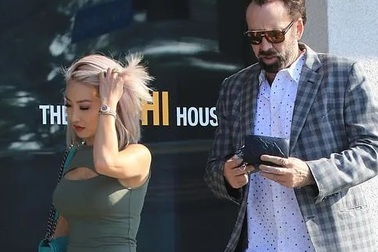 Nicolas Cage đi mua sắm với vợ ba sau khi chia tay vợ tư