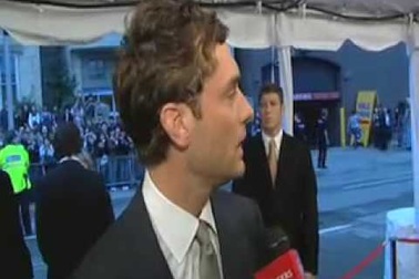 Jude Law lịch lãm trên thảm đỏ