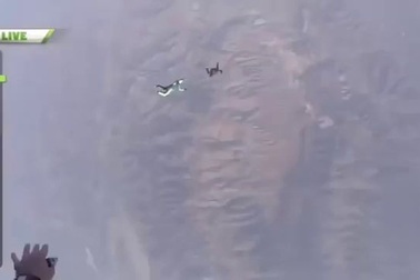 Vận động viên mạo hiểm nhảy tự do từ độ cao 7,6km xuống tấm lưới bên dưới mà không cần dù