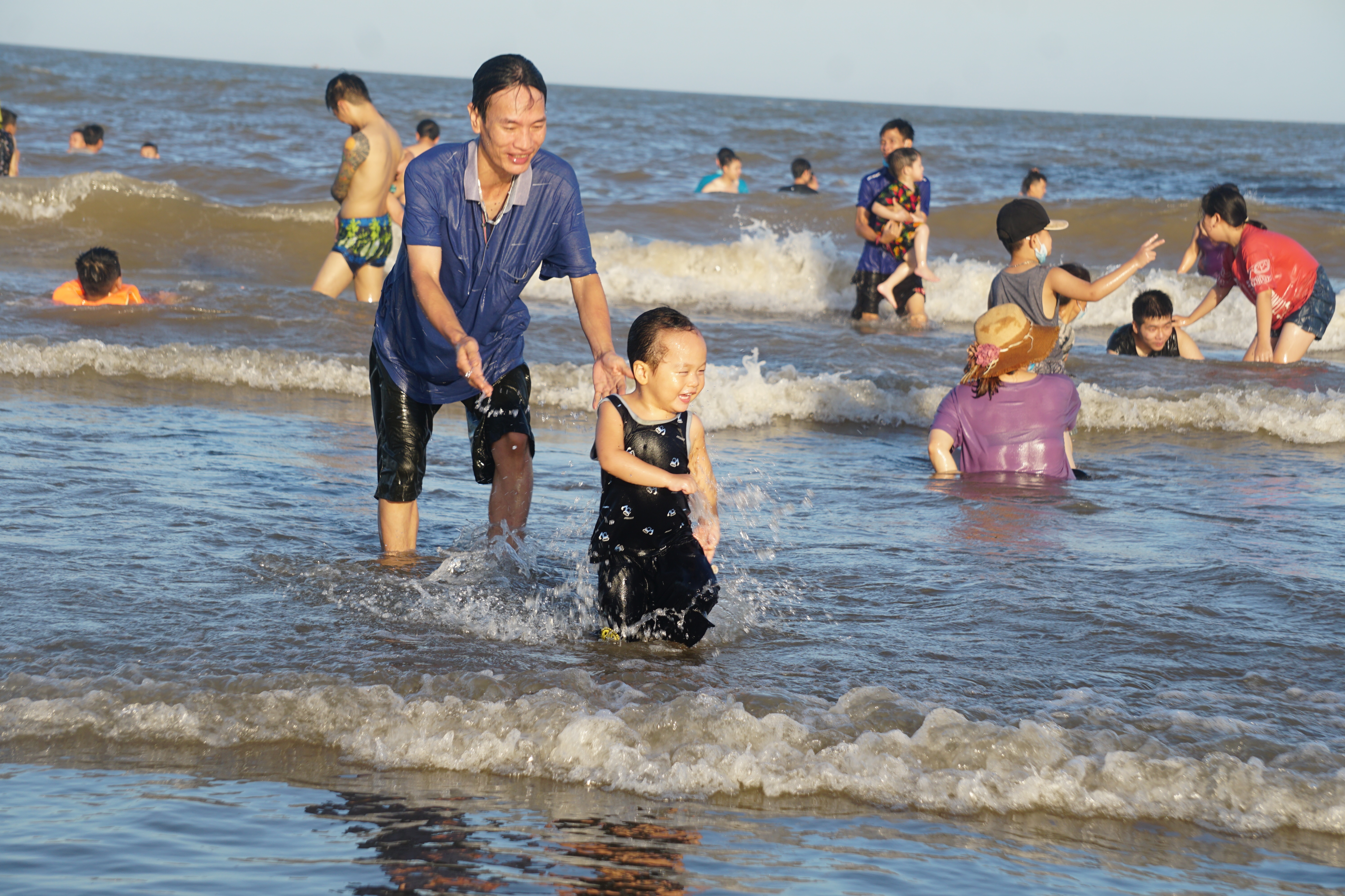 Biển Sầm Sơn đông nghịt người trong cái nắng như thiêu như đốt - 4 Biển Sầm Sơn đông nghịt người trong cái nắng như thiêu như đốt - 4