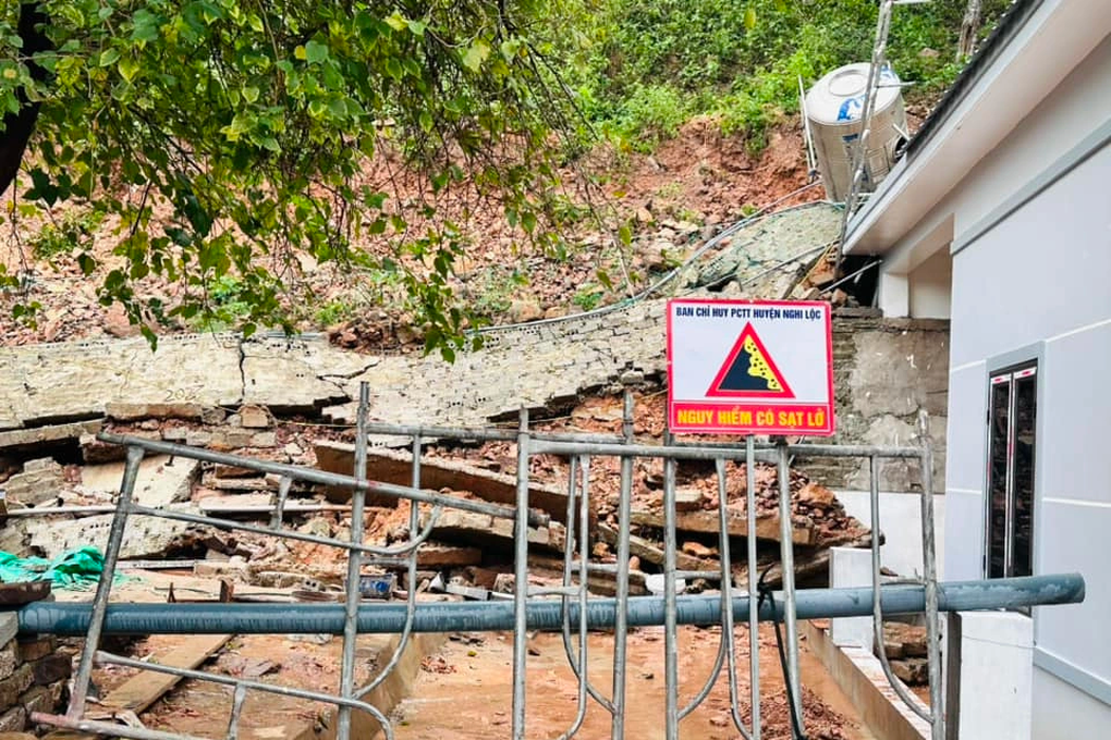Đất đá từ trên núi sạt lở đè sập nhà dân - 3 Đất đá từ trên núi sạt lở đè sập nhà dân - 3