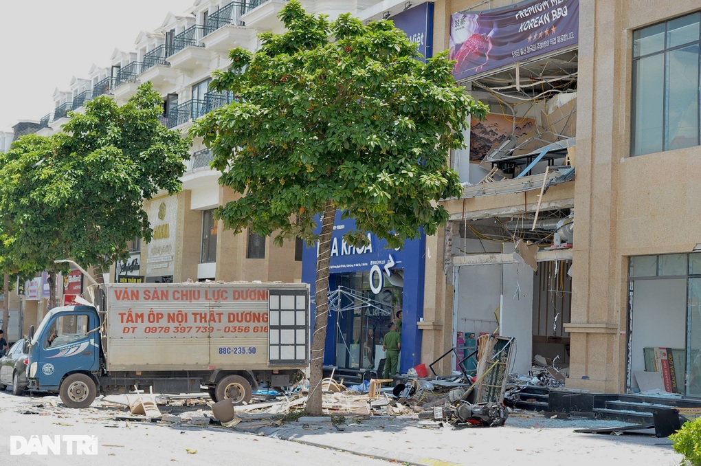 Nổ quán ăn 7 người bị thương ở Vĩnh Phúc: Như bom, đồ đạc tầng 2 rơi đổ - 1 Nổ quán ăn 7 người bị thương ở Vĩnh Phúc: Như bom, đồ đạc tầng 2 rơi đổ - 1