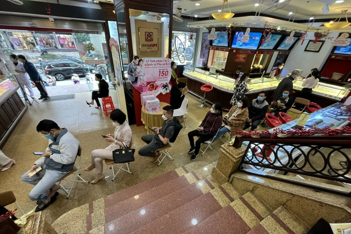 Người dân Hà Nội đổ xô đi bán chốt lời khi giá vàng lên cao chưa từng có - 2 Người dân Hà Nội đổ xô đi bán chốt lời khi giá vàng lên cao chưa từng có - 2