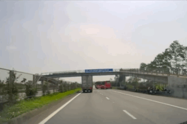 Đè đầu xe tải để "cướp làn", xe khách gặp ngay cảnh sát giao thông