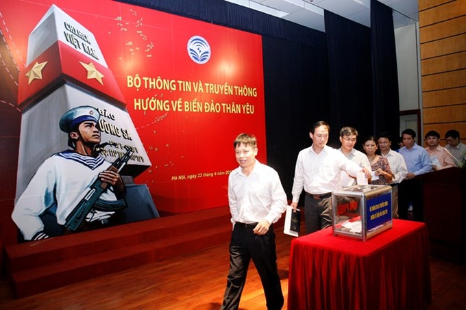 Cán bộ, công chức, viên chức Bộ TT&TT  quyên góp, ủng hộ quân và dân Trường Sa.