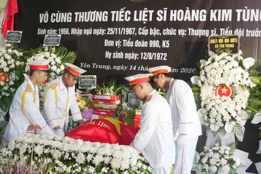 Trang trọng nghi thức phủ Quân kỳ Quyết thắng lên hài cốt liệt sỹ