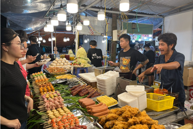 Khách ngán ngẩm vì lễ hội ẩm thực Việt bán… đồ ăn sẵn, cá viên chiên