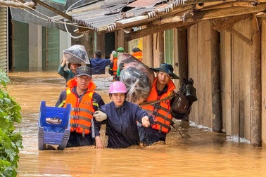 Hình ảnh Công an Sơn La oằn mình giúp dân giữa dòng lũ dữ