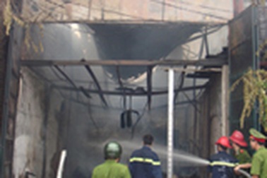 Cháy 5 nhà dân trên đường Tam Trinh, thiệt hại hàng tỷ đồng